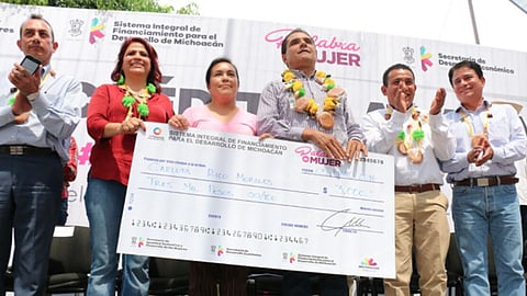 El mandatario estatal, recomendó a todas las féminas michoacanas a trabajar por su bienestar personal y en comunidad (Fotos: ACG)