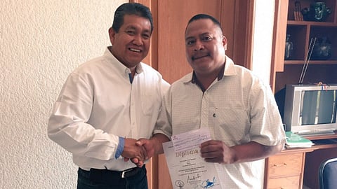 El premio especial consiste en un cheque de diez mil pesos que fue entregado por el titular en las instalaciones de la dependencia