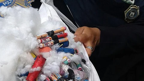 La fémina intentó meter al Coloso de Santa Úrsula al menos 34 cañones y 46 bombas de humo (Foto Twitter: @SSP_CDMX)