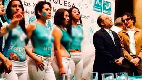 “No se dice cierre de campaña, se dice elegante cierre de campaña. dan asco”, (sic) (Foto: FB/ Rene Fujiwara Montelongo)