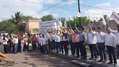 Aureoles Conejo se comprometió a que en noviembre quedará lista con concreto hidráulico la vialidad principal de Antúnez (Foto: MiMorelia.com)
