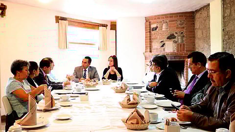 Estuvo acompañado por Miriam Tinoco Soto, y Carlos Río Valencia