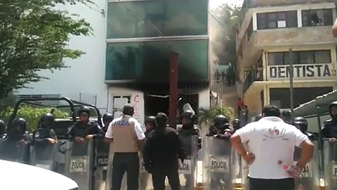 Los inconformes desalojaron y prendieron fuego a las oficinas