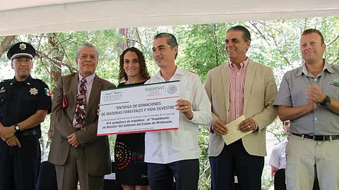 Las orquídeas fueron entregadas en un acto encabezado por el director del Ceconexpo