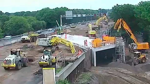 El túnel de 70 metros fue construido por debajo de una autopista