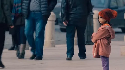 Conmovedor experimento de Unicef ¿Qué harías si vieras a una niña sola en la calle?