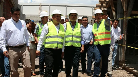 el mandatario estatal entregó tres vehículos a la Comisión de Agua Potable, Alcantarillado y Saneamiento (Foto: ACG)