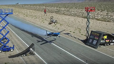 La audaz acrobacia tuvo lugar en el desierto de Mojave, California (Foto: YouTube)