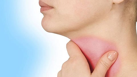 Para humedecer y lubricar la garganta y cuerdas vocales se recomienda tomar un trago de agua natural