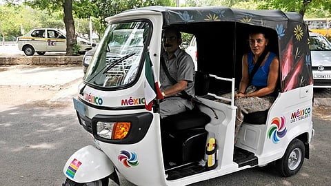 El pequeño "rickshaw" llama la atención por donde quiera que pasa