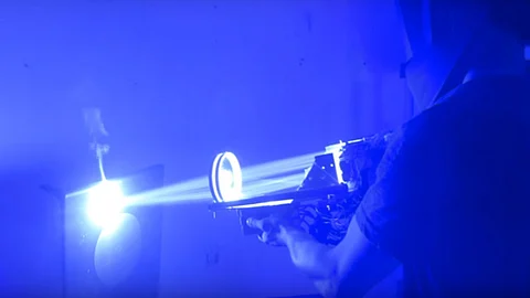 El joven presume de su increíble creación y dice que es 33 millones de veces más potente que los rayos del Astro Rey (Foto: YouTube)