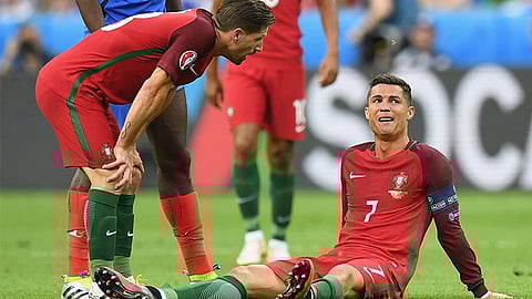 Los servicios médicos lusos atendieron al jugador y en su lugar, ingresó Ricardo Quaresma (Foto: @uefaeuro)