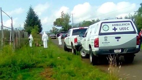 Localizan uruapense muerto a tiros, le dejaron un narcoletrero