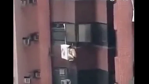 En el video, se observa que el hombre, que se encuentra en ropa interior, se agarra con todas sus fuerzas