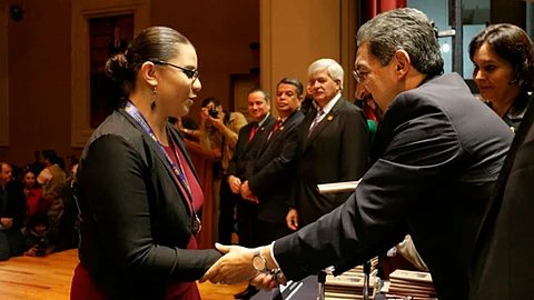 En ceremonia solemne se hizo entrega de la presea (Foto ACG)