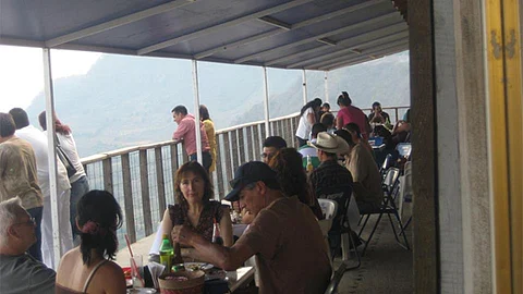 También los pequeños pueden disfrutar del espacio natural (Foto: @ElClarinRestaurantPanoramico)