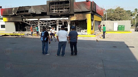 Los manifestantes exigían la liberación de seis maestros detenidos ayer