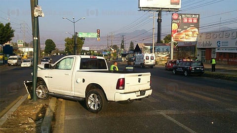 Uno de los vehículos involucrados se proyectó contra una luminaria (Foto: RED 113)