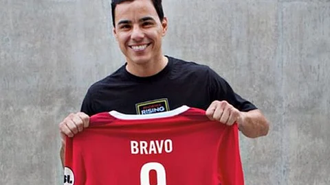 Omar Bravo posando con la nueva playera de su equipo (Foto Twitter)
