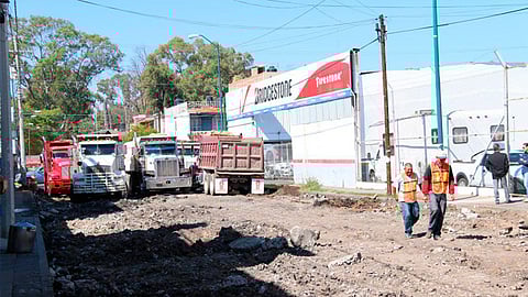 De la calle Virrey de Mendoza a Tecuen, precisó que actualmente, los trabajadores se concentran en la demolición del pavimento existente y la excavación correspondiente