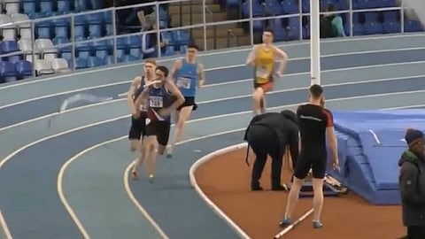 Video: Un insólito incidente en una carrera de atletismo hace perder a un atleta