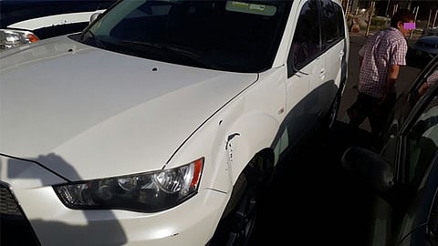 Se trata de un Mitsubishi blanco, línea Outlander