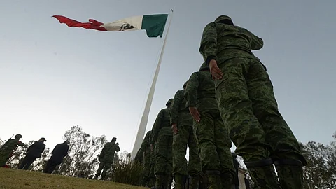 Encabeza Silvano Aureoles izamiento de la Bandera Nacional