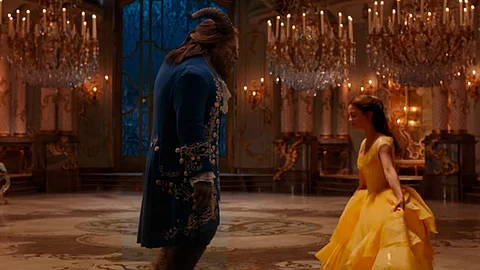 La cinta estelarizada por Emma Watson y Dan Stevens rompió récords de audiencia