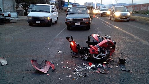 Estrelló su motocicleta contra un camión de volteo y quedó atrapado entre los fierros (Foto: Ilustrativa)