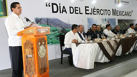 El mandatario michoacano asistió en Apatzingán a la ceremonia del 104 aniversario de la creación del ejército