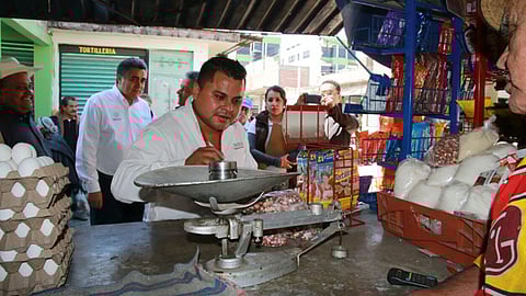 Inspeccionaron que los comerciantes calibren sus básculas y ofrezcan calidad en los productos (Foto: ACG)