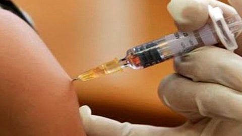 Que den atención de vacunación a todas las personas, incluso cuando no son derechohabientes (Foto: Archivo)