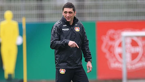 Tayfun Korkut ya entrenó con el equipo (Foto Twitter: @bayer04_es)