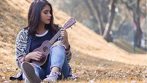 Renata toca el ukelele, piano, batería y más instrumentos