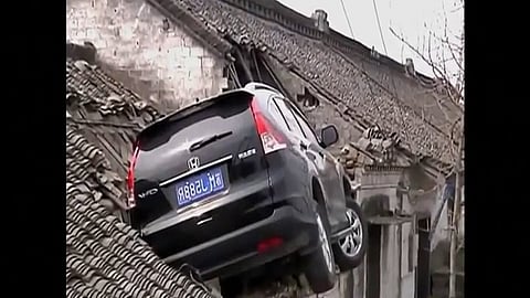 Video: Un conductor chino pierde el control de su vehículo y termina en una azotea