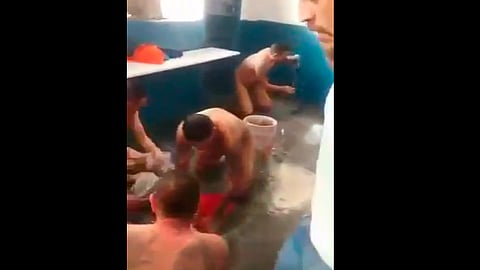 En la grabación se exhibe a un grupo de internos, semidesnudos