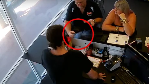 Quedó registrado el momento cuando inicia a humear el aparato (Fotograma: YouTube)