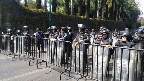 Los policías se encuentran en inmediaciones de Casa de Gobierno, con escudos y vallas metálicas (Foto: ACG/Ilustrativa)