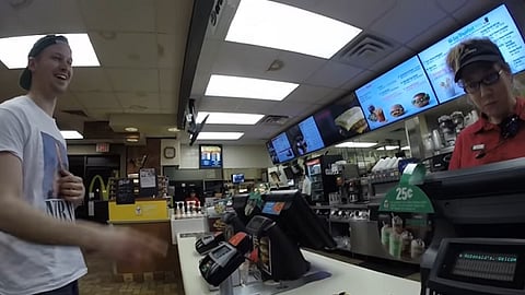 Video: Jóvenes viajan 800 km para comprar en un McDonald´s