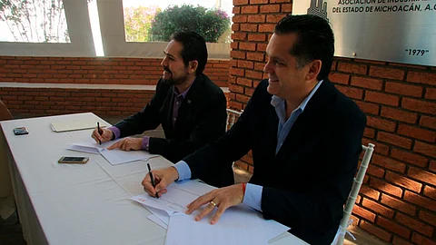 Ricardo Bernal Vargas Y Julio Guajardo Villarreal firmaron el convenio de colaboración (Foto: ACG)