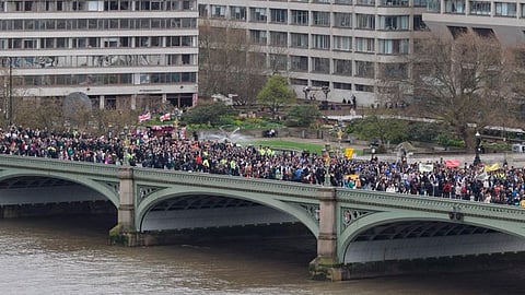Personas congregadas en el puente de Westminster (Foto: @metpoliceuk)