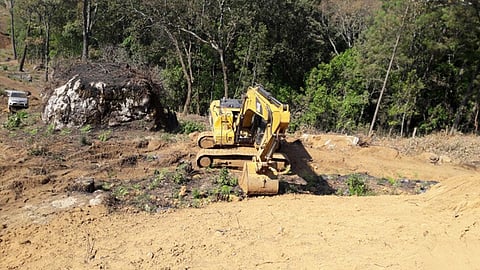Este tractor, propiedad del ayuntamiento, se utilizó para deforestar el bosque, abrir caminos y hacer perforaciones para instalar ollas de agua (Foto cortesía)