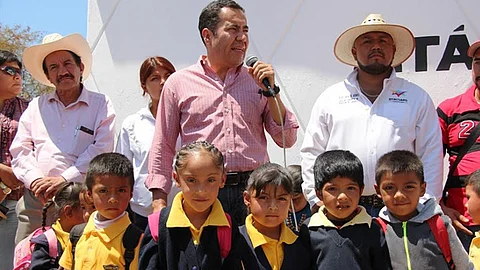 Carlos Herrera personalmente entregó las obras (Foto cortesía)