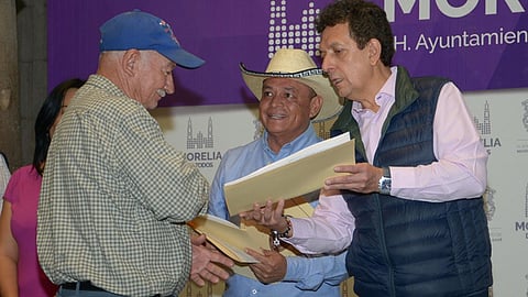El regidor Salvador Arvizu entregó 30 de 90 escrituras (Foto: cortesía)