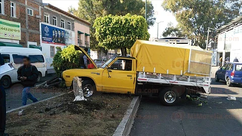 La camioneta quedó perjudicada de la parte frontal tras derribar el referido árbol (Foto: MiMorelia.com)