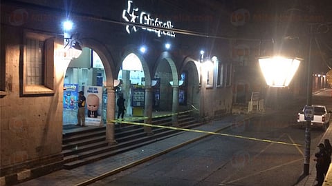 Intentan quitarle camioneta, lo balean y llega a pedir ayuda frente a cine del centro