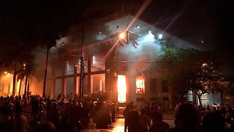Manifestantes incendiaron el Congreso (Foto: @Cooperativa)