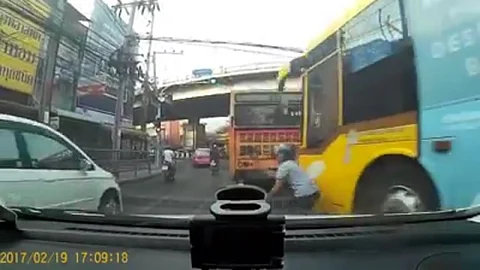 Video: Un hombre se salva de ser atropellado por un autobús en una carretera de Bangkok