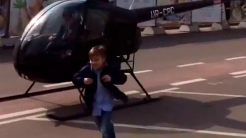 Video: Para no llegar tarde, niño viaja a la escuela en helicóptero