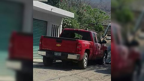 La Policía Michoacán hallaron únicamente una camioneta Chevrolet Cheyenne, de color rojo, con varios balazos